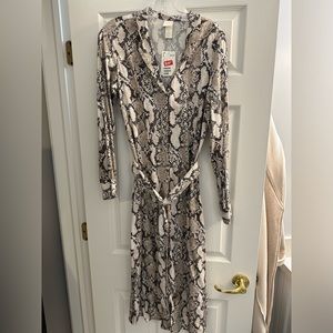 Women’s H&M brand new button snack skin look dress size US 2